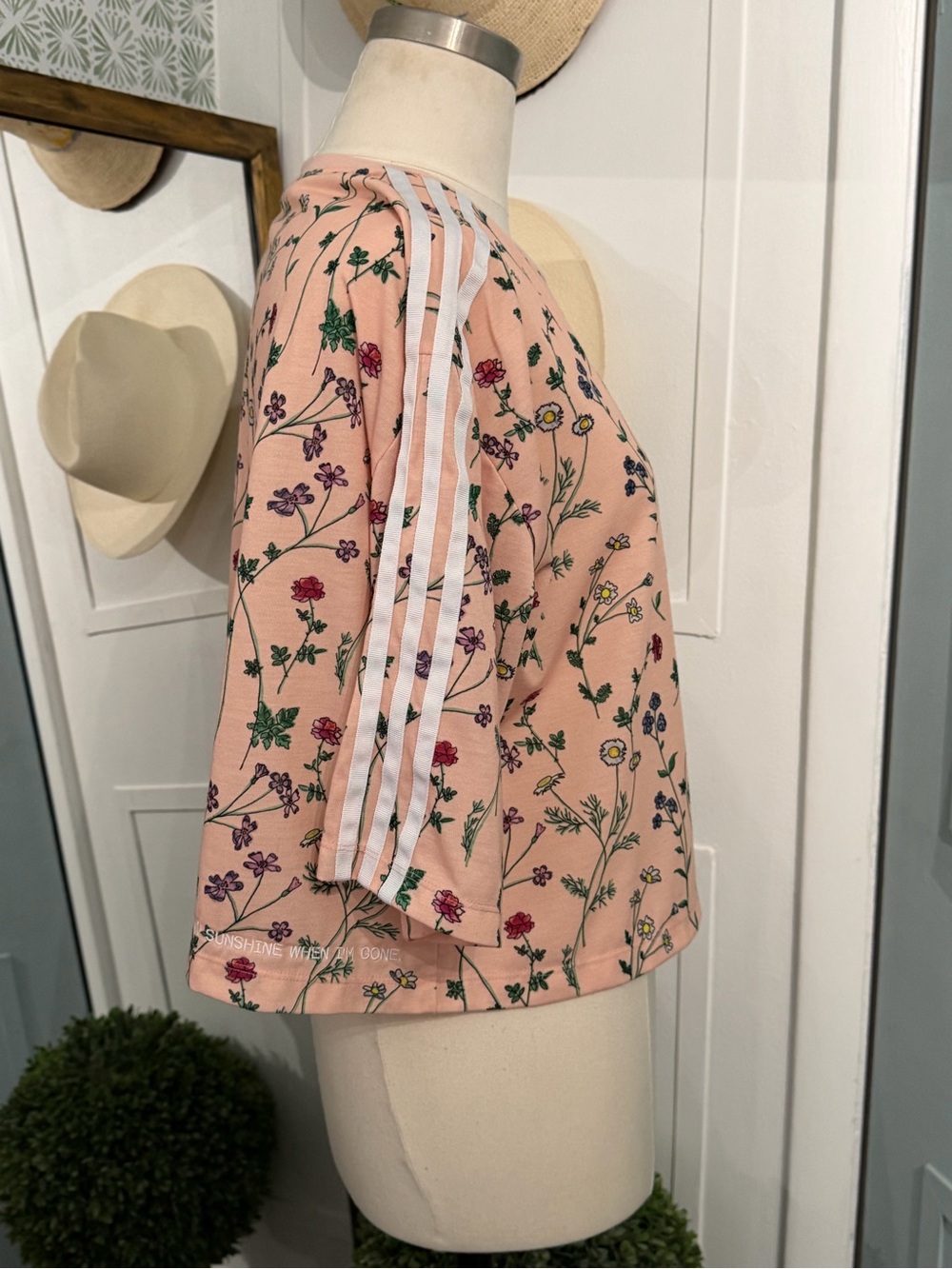 Urban Outfitters Adidas Originals Floral Cropped Tee Size Medium - Picture 12 of 12